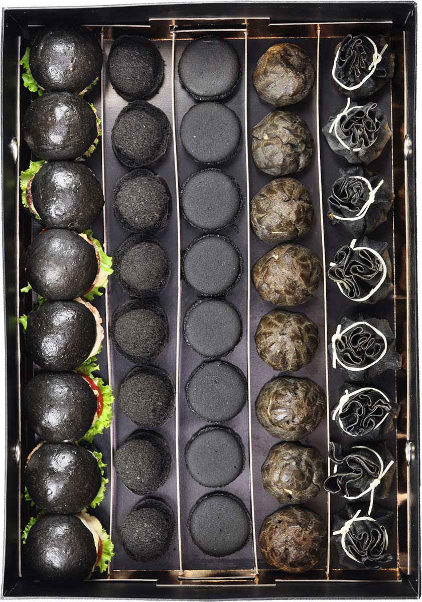 Бокс с мини-чизбургерами, утиным паштетом и макаронс